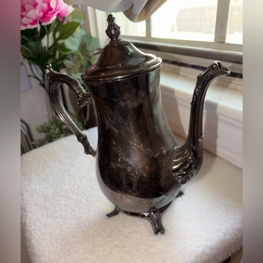 Vintage WM Rogers silverplate ornate footed teapot or coffee pot - Picture 4 of 9
